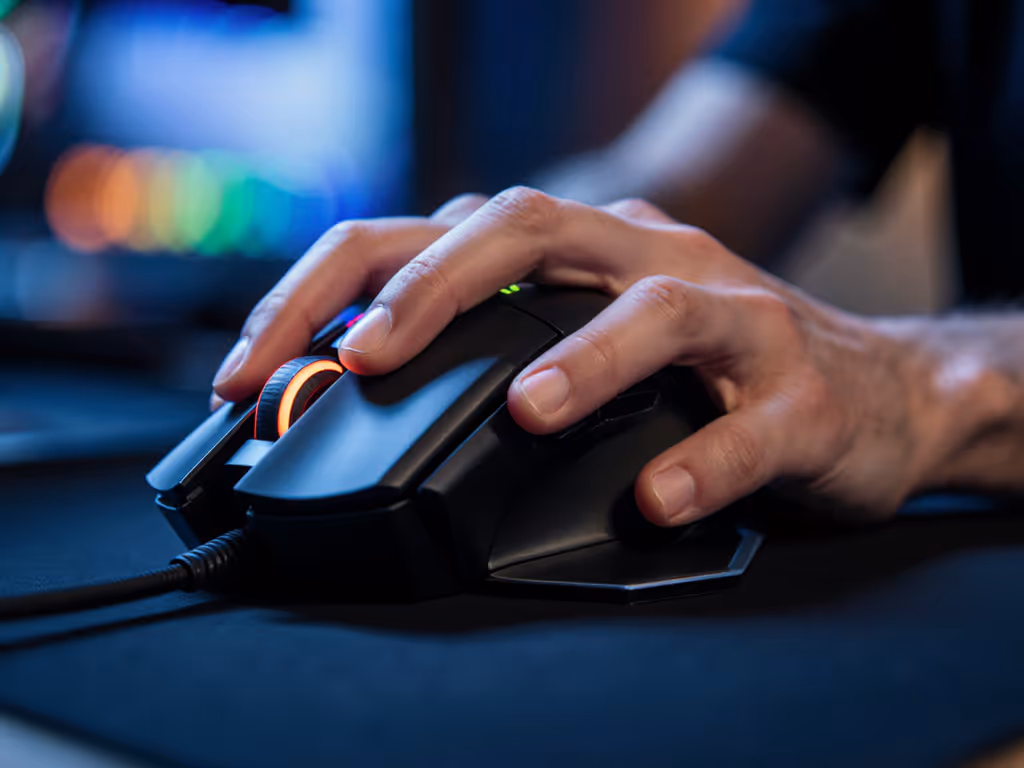 fighting_game_player_using_gaming_mouse_for_inputs